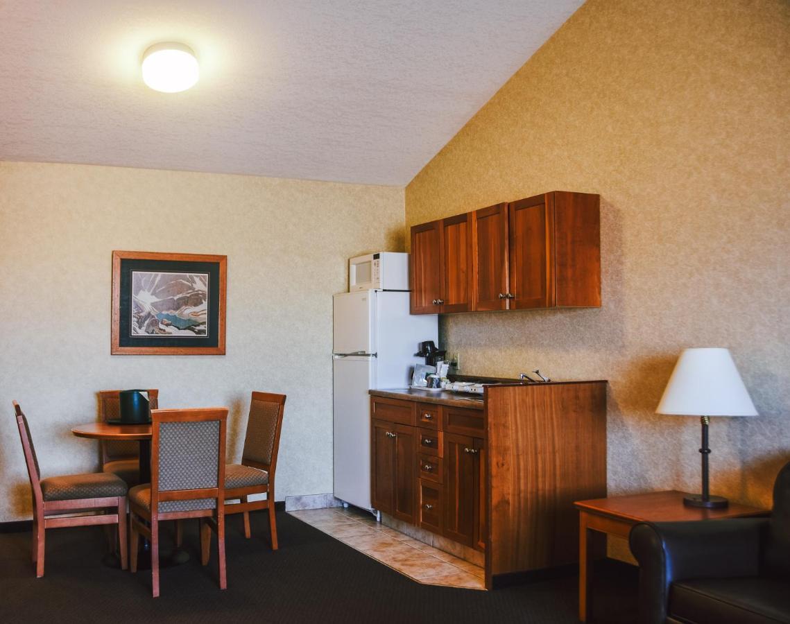 Stony Plain Inn & Suites ภายนอก รูปภาพ