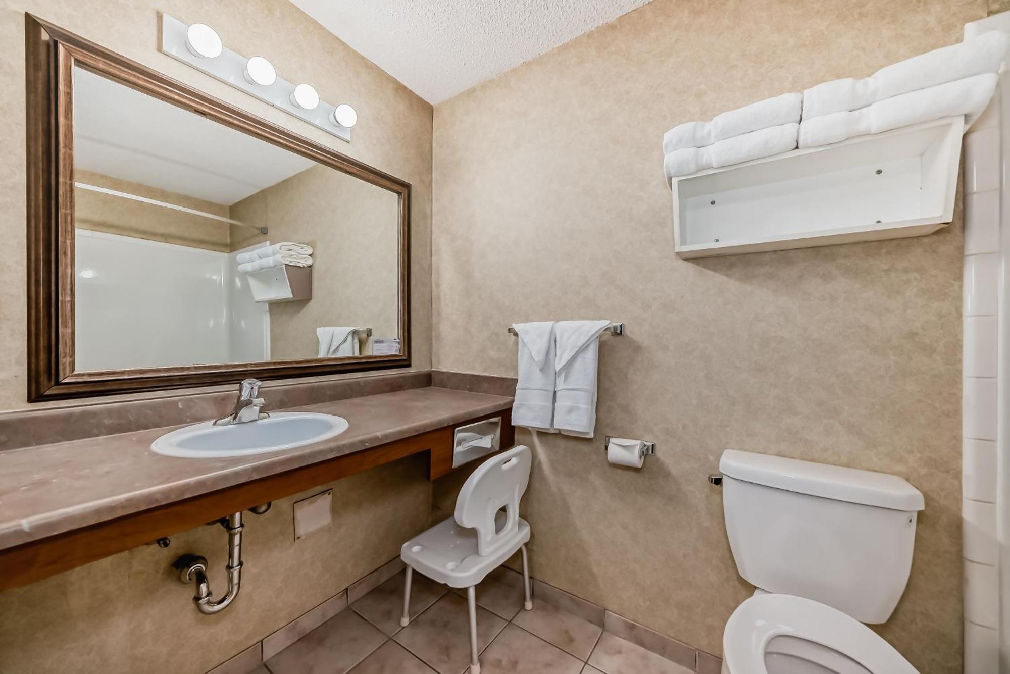 Stony Plain Inn & Suites ภายนอก รูปภาพ