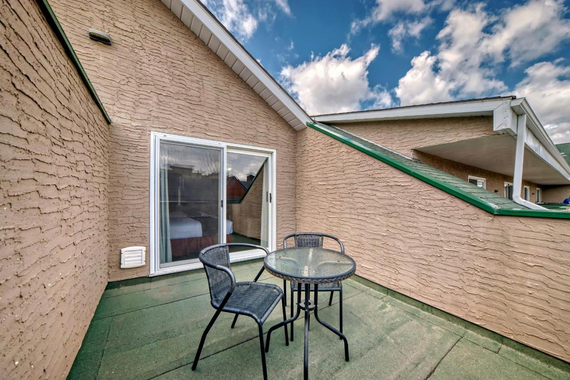 Stony Plain Inn & Suites ภายนอก รูปภาพ