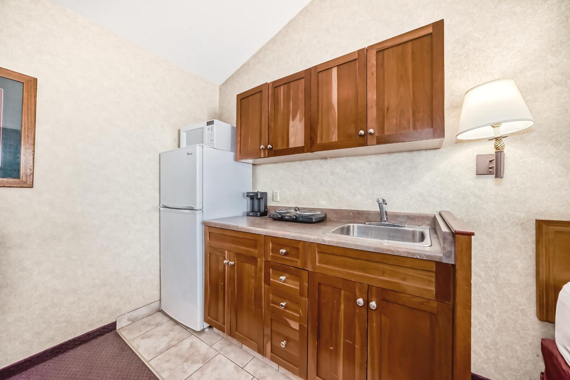 Stony Plain Inn & Suites ภายนอก รูปภาพ