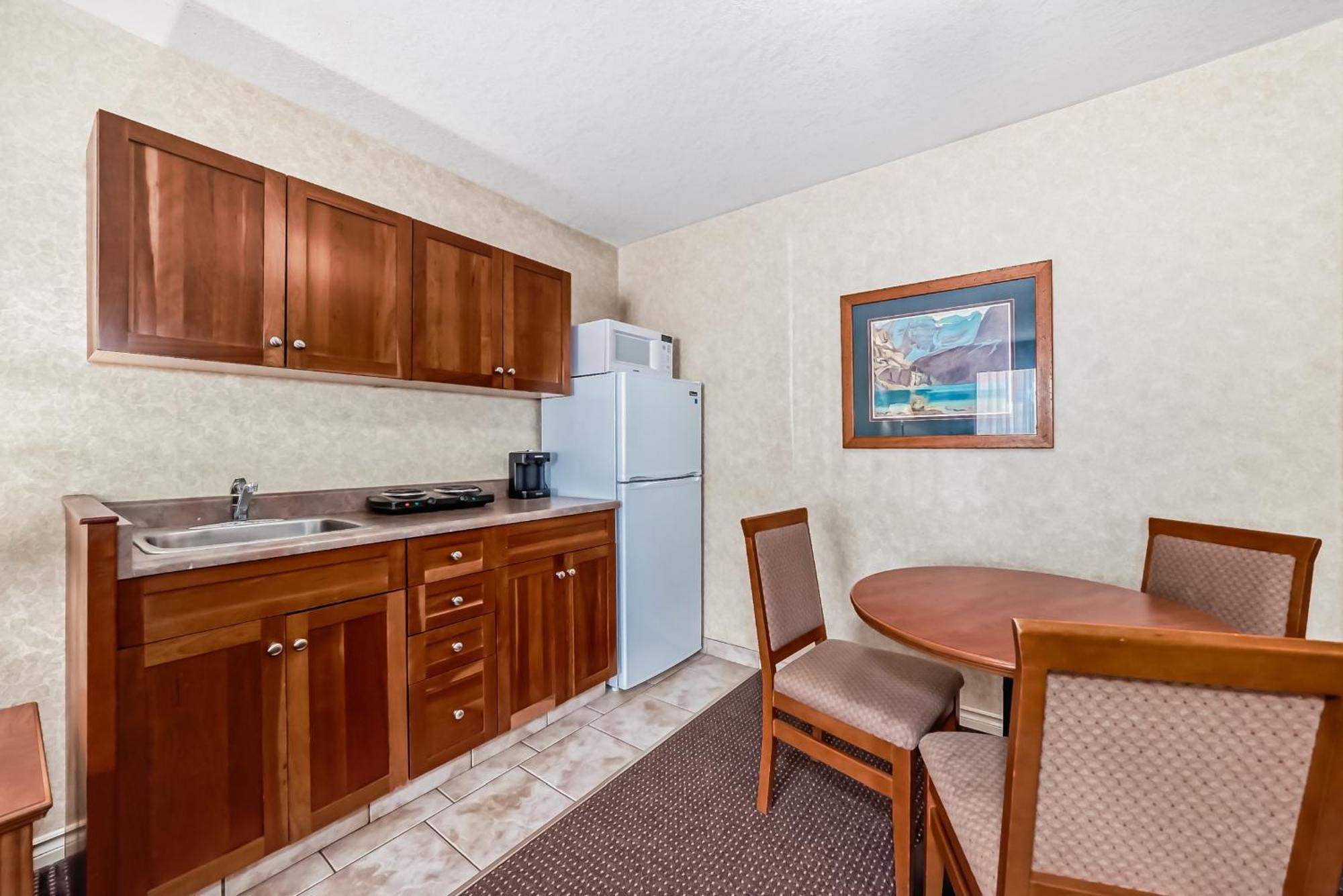 Stony Plain Inn & Suites ภายนอก รูปภาพ